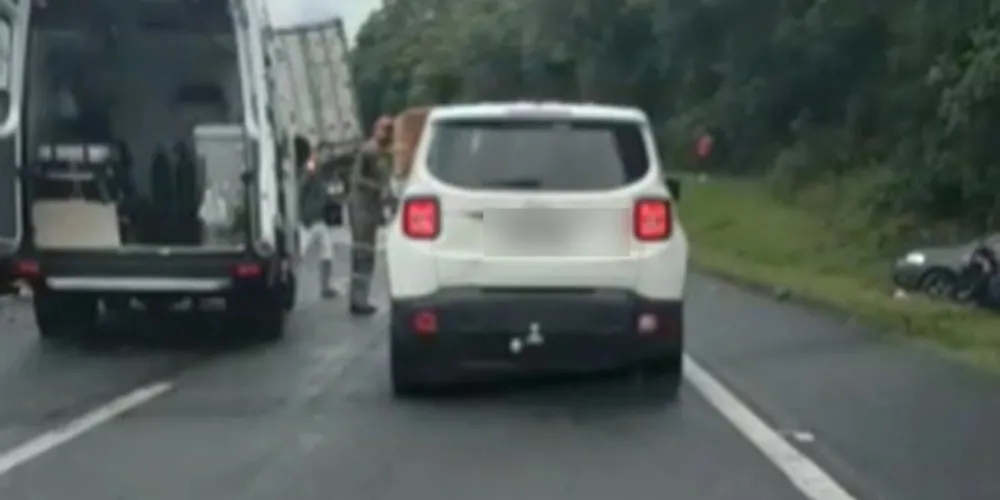 As primeiras informações dão conta de que uma carreta carregada com um contêiner acabou batendo e arrastando pelo menos três carros pequenos