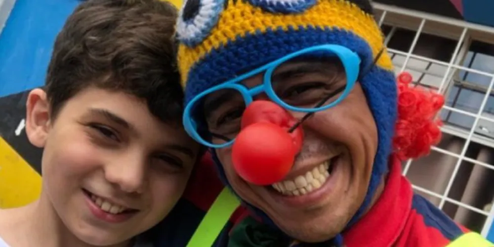 Nos vídeos, o “soldado Ziza” aparece vestido de palhaço passando mensagens de ânimo, esperança, amor, fé e solidariedade.