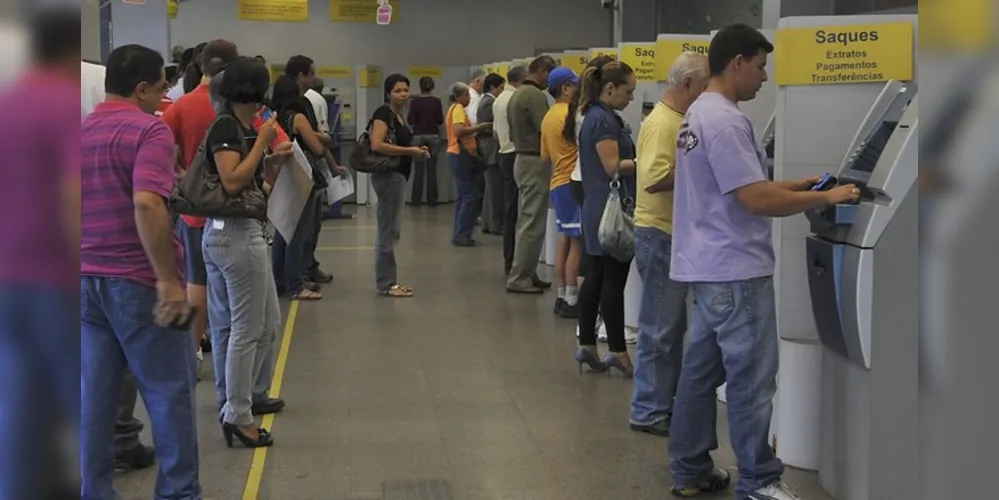 As contas de consumo (água, energia, telefone etc.) e carnês com vencimento em 24 ou 25 de fevereiro poderão ser pagos, sem acréscimo, hoje. 