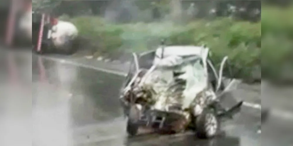 Batida aconteceu na manhã desta quarta-feira na Rodovia do Xisto e causou ao menos três mortes