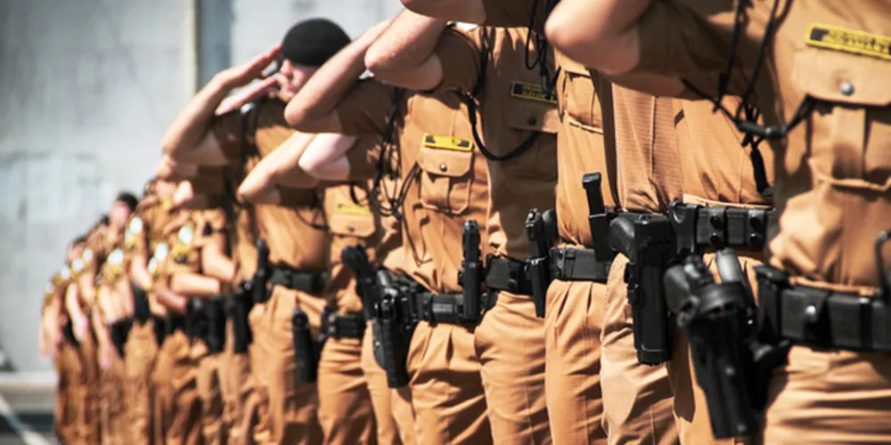 O concurso da PM PR irá disponibilizar 2.400 vagas para soldado e a exigência é ter o ensino médio completo