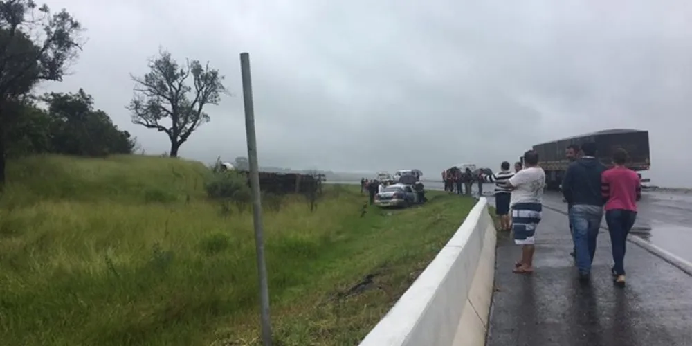 Acidente envolveu um caminhão e um carro de passeio;