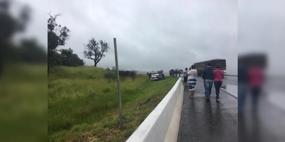Acidente envolveu um caminhão e um carro de passeio;