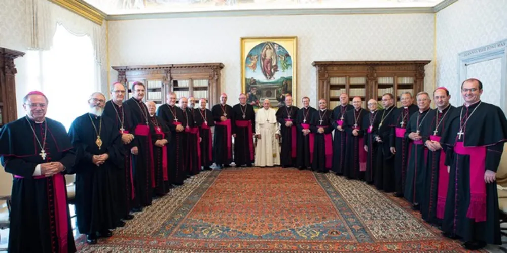 DESTAQUE - Foto oficial dos bispos do Paraná em visita ao Papa Francisco, que ocorreu nesta semana. Na comitiva o bispo da Diocese de Ponta Grossa, dom Sergio Arthur Braschi, representou os católicos de Ponta Grossa e região