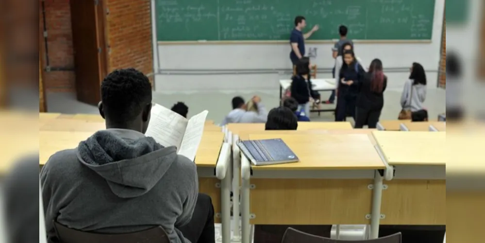 A documentação dos estudantes aprovados em 2ª chamada deve ser apresentada diretamente às instituições de ensino.