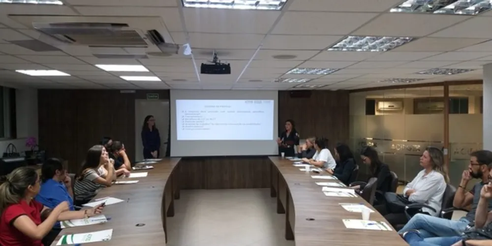 Estudos sobre a legislação trabalhista são apresentados e debatidos em reunião
