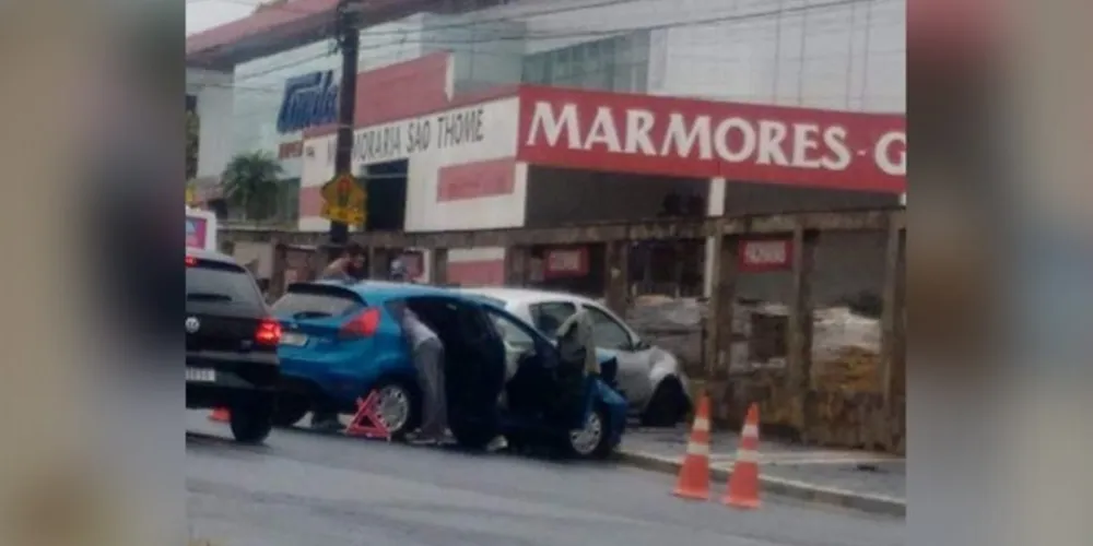 Imagem ilustrativa da imagem Acidente com dois carros deixa um ferido na Monteiro Lobato