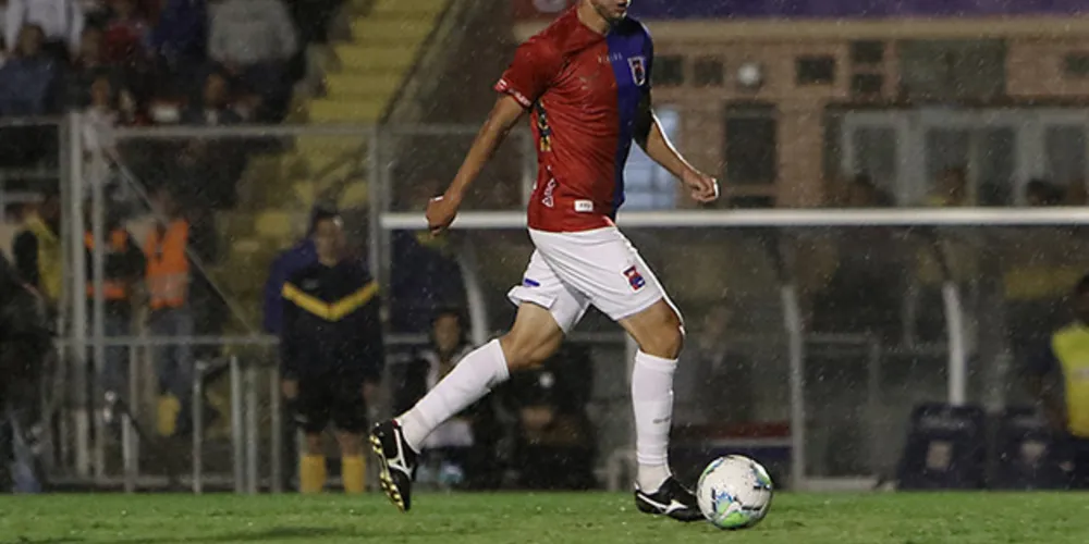 Bressan, de falta, marcou o gol da virada aos 53 do segundo tempo