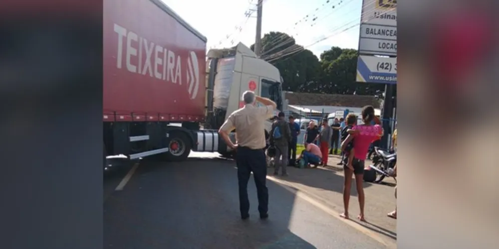 Colisão deixou o trânsito complicado no local