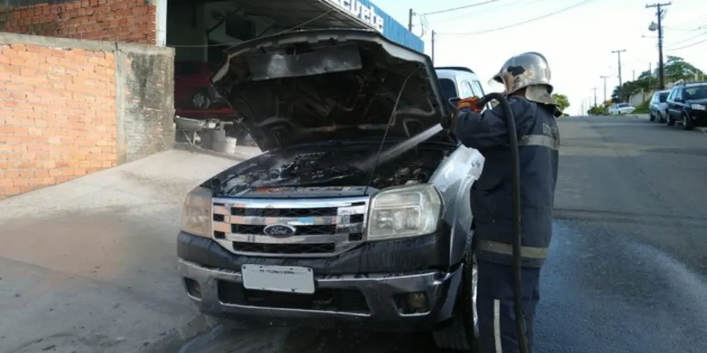 O incêndio aconteceu na rua Nova Londrina. Apesar do incidente, ninguém ficou ferido.