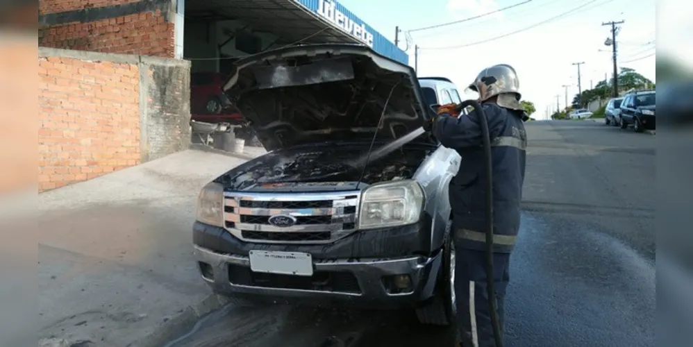 O incêndio aconteceu na rua Nova Londrina. Apesar do incidente, ninguém ficou ferido.