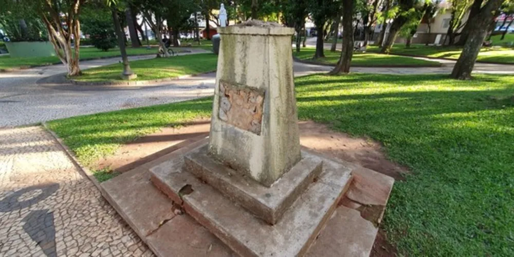 O monumento esteve fixado em frente à Igreja do Rosário, desde 1950 e foi o primeiro busto a ser construído no local.