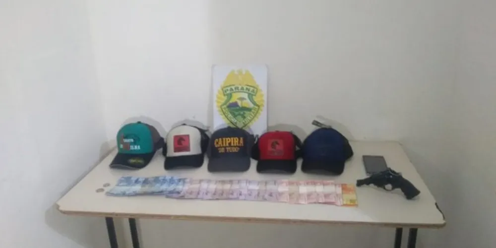 Produtos roubados foram recuperados minutos após o crime cometido no bairro Neves