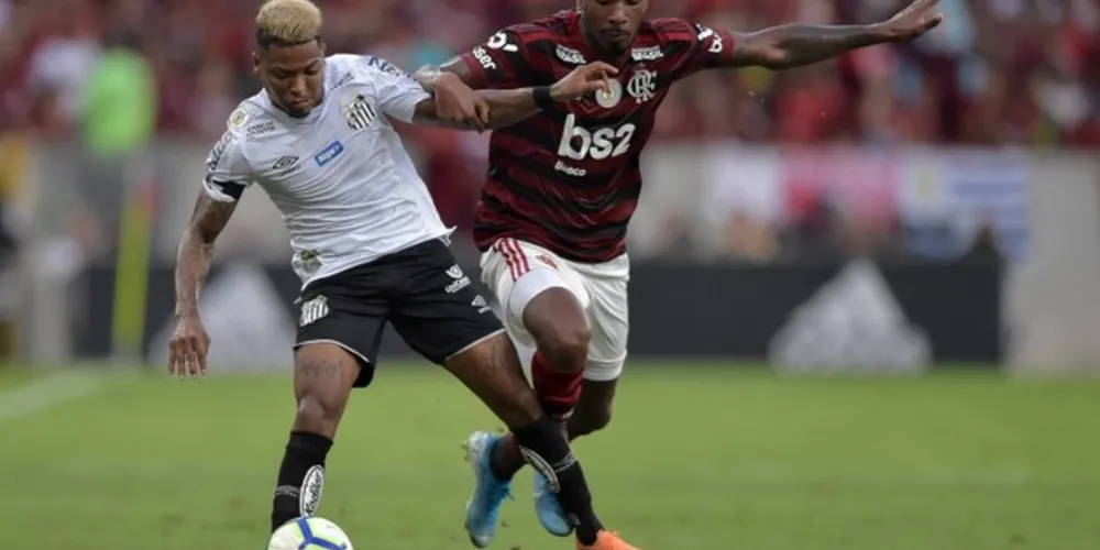 Flamengo e Santos travaram duelo pela liderança do Brasileirão no Maracanã