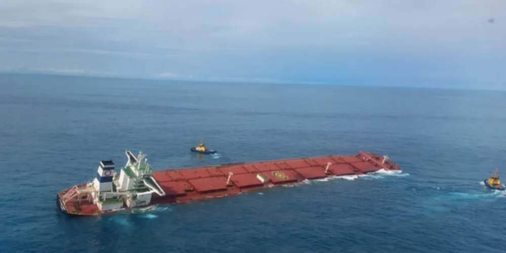 O navio MV Stella Banner, que transporta minérios brasileiros para Qingdao, na China, está a deriva depois de entrar água nos compartimentos de carga 