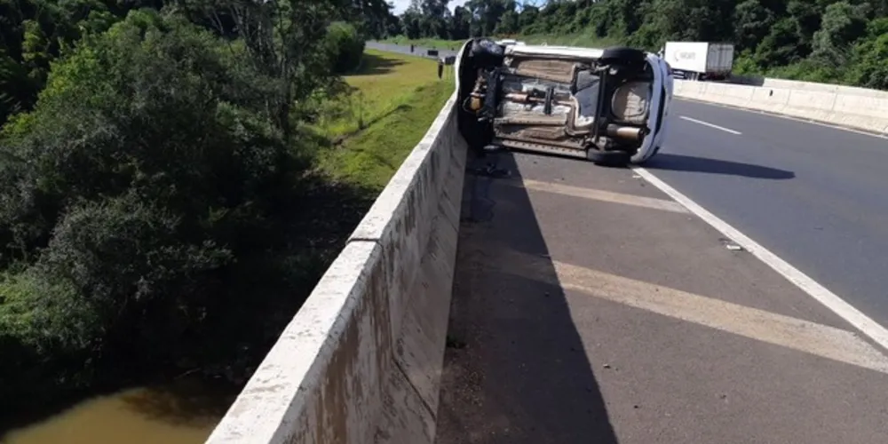 Imagem ilustrativa da imagem PRF atende capotamento sobre ponte da BR-376