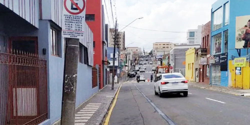 Mudança consiste na retirada da sinalização horizontal das vagas de estacionamento e a inclusão da faixa amarela