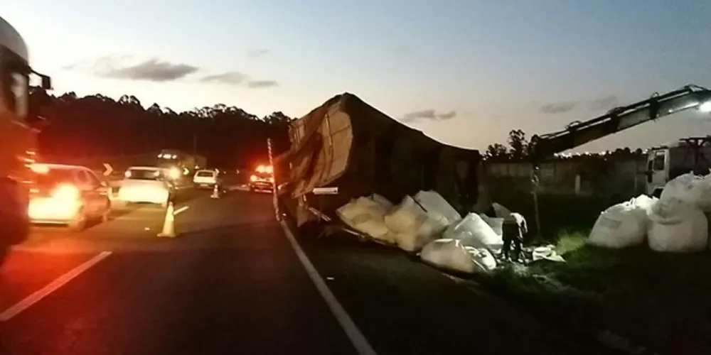 Imagem ilustrativa da imagem Caminhão tomba perto de canteiro de obras da BR-376