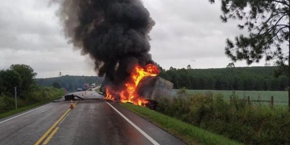 Tragédia causou ao menos quatro mortes na manhã desta segunda-feira