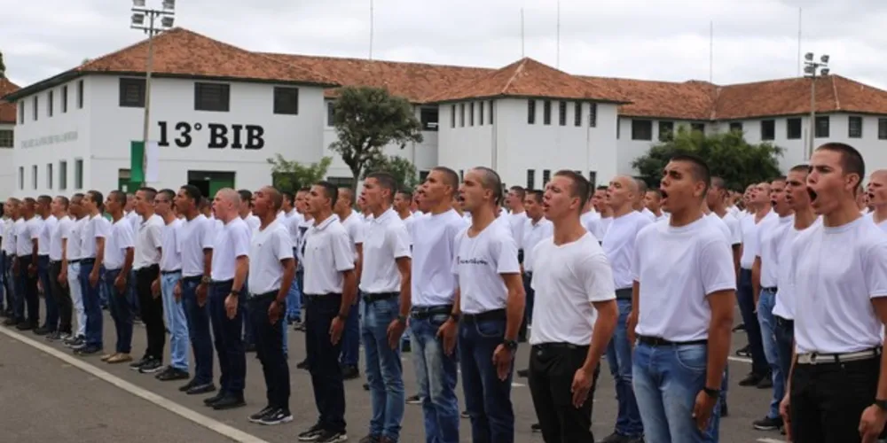 Os 306 jovens agora compõem o efetivo variável desta quase secular unidade militar