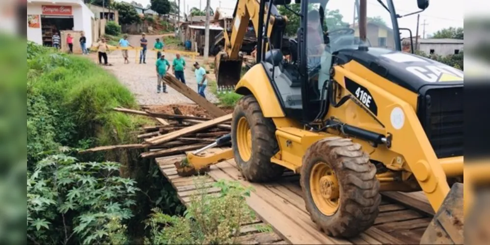 Os serviços incluem pavimentação, obras de melhorias no saneamento, escoamento de águas pluviais e manutenção de estradas