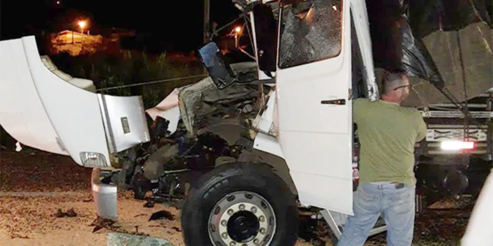 Motorista sofreu lesões graves e foi levado ao Hospital Regional