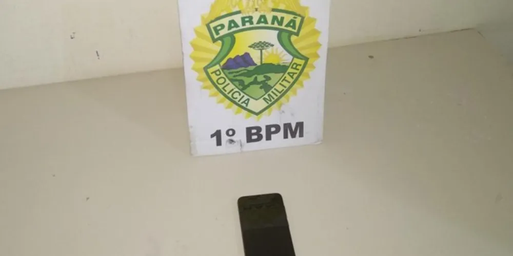 Aparelho foi encontrado com dupla abordada pela PM minutos após o assalto
