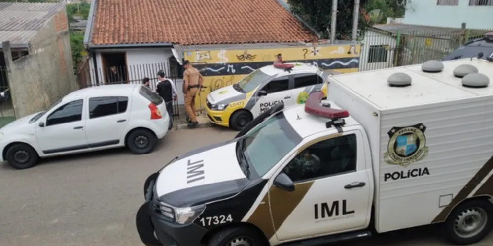 Crime aconteceu no bairro Tatuquara nesta segunda-feira e marido prometeu que vai se entregar