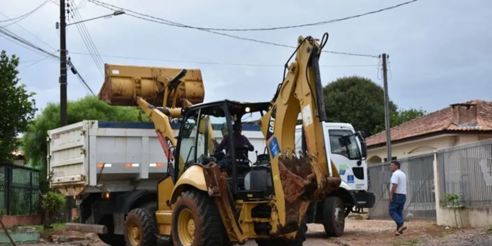 No total são seis caminhões e três máquinas retro escavadeiras designadas para essa operação