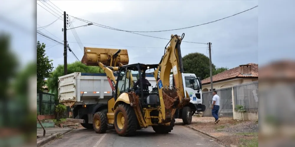 No total são seis caminhões e três máquinas retro escavadeiras designadas para essa operação