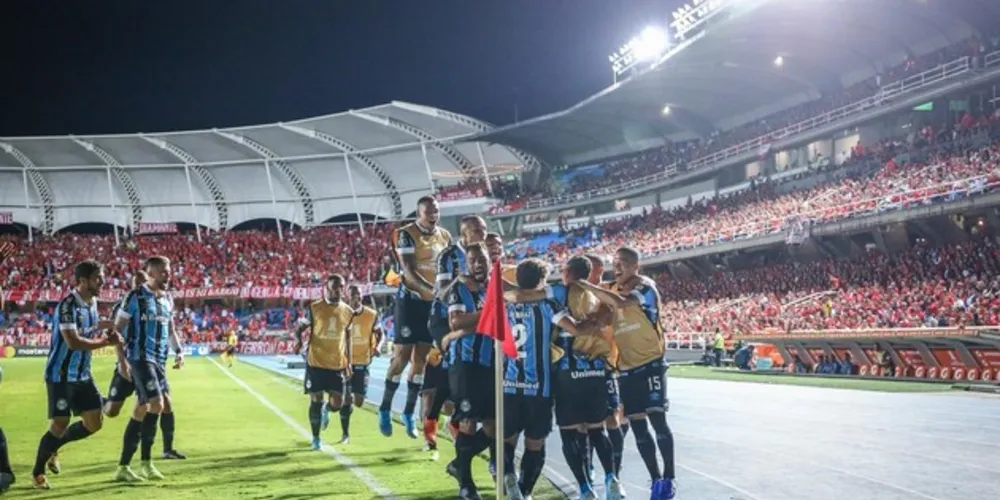 Tricolor bateu os colombianos por 2 a 0 fora de casa