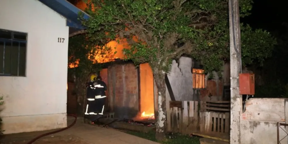 Morador não estava em casa no momento do incêndio e houve apenas danos materiais