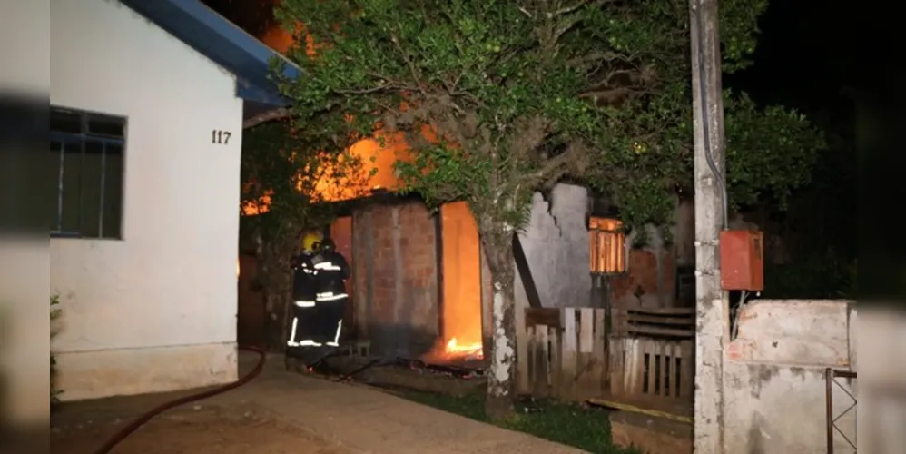 Morador não estava em casa no momento do incêndio e houve apenas danos materiais