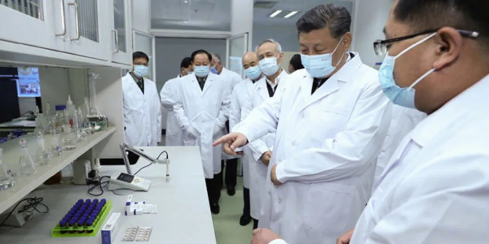 Xi, também secretário geral do Comitê Central do Partido Comunista da China e presidente da Comissão Militar Central, visitou a Academia de Ciências Médicas Militares e a Escola de Medicina da Universidade de Tsinghua 