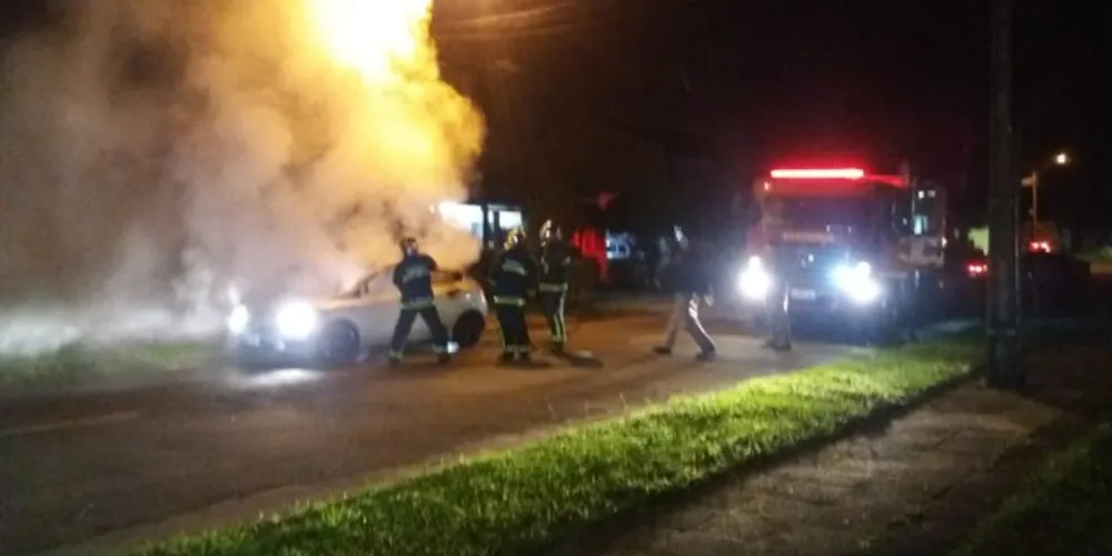 Carro incendiado pertencia a locadora e havia manchas de sangue no local