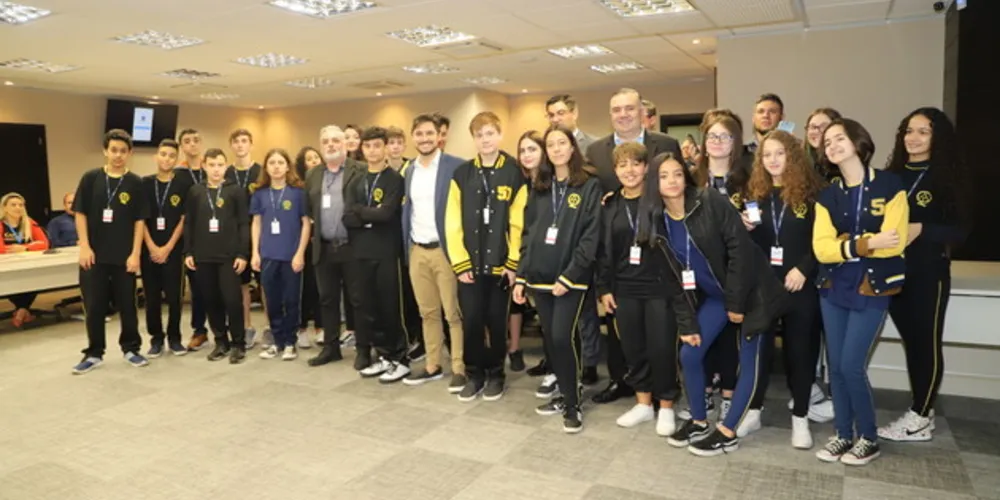 Os alunos da Escola Estadual Ângelo Trevisan participaram do evento e puderam baixar a nova Carteira de Trabalho Digital