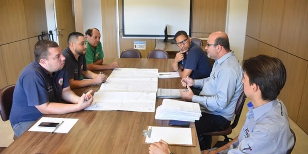 Acompanhados pela comissão do município, os responsáveis pela empresa visitaram os pontos da cidade onde serão instalados os equipamentos.