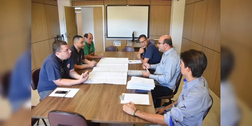 Acompanhados pela comissão do município, os responsáveis pela empresa visitaram os pontos da cidade onde serão instalados os equipamentos.