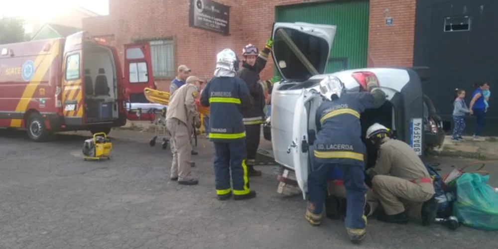 Apesar do estrago, motorista sofreu apenas escoriações e foi levada ao Hospital Geral da Unimed