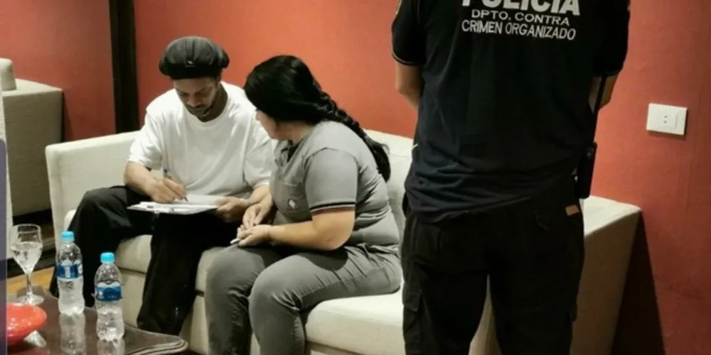 Ronaldinho viajou para o país vizinho para participar de eventos beneficentes promovidos pela da entidade Fraternidade Angelical.