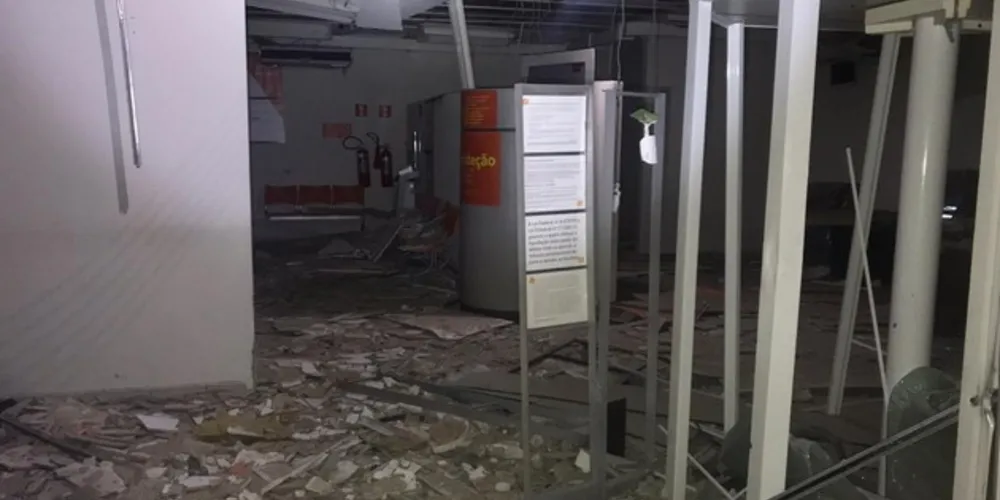 Imagens enviadas ao portal aRede mostram a agência completamente destruída