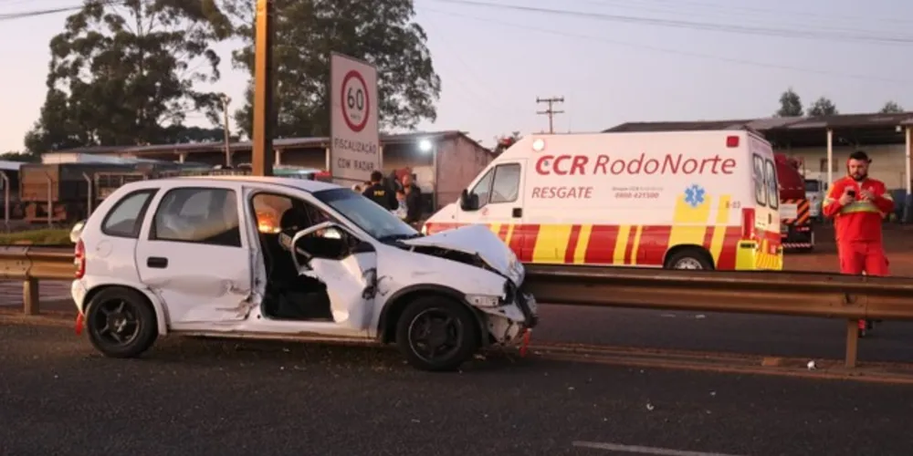 Apesar do estrago no carro, os cinco ocupantes escaparam ilesos do acidente