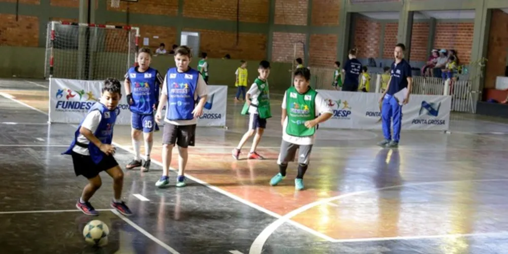 Voltado para a iniciação esportiva, a recreação e atividades para a promoção da saúde a “Escola da Bola” busca também a revelação de talentos e a formação de atletas