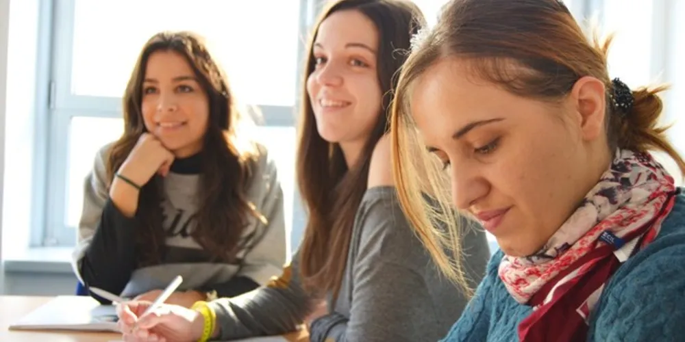Para o curso de inglês há vagas no nível básico e avançado