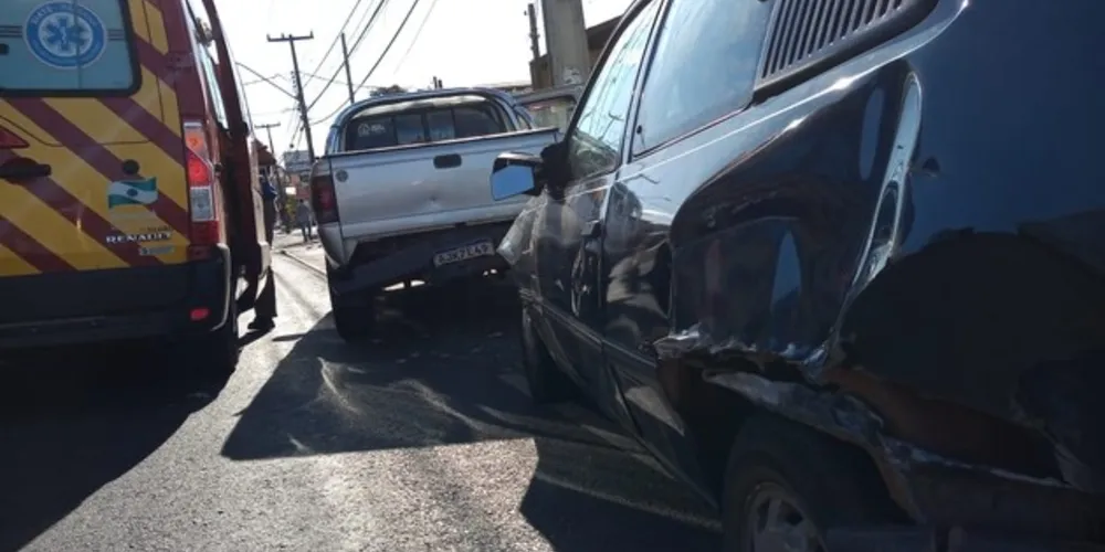 Imagem ilustrativa da imagem Acidente envolve caminhão de lixo e dois carros em Uvaranas