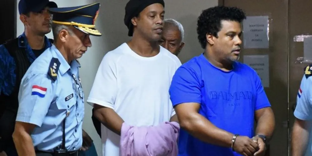 Ronaldinho e Assis chegam para a audiência de custódia