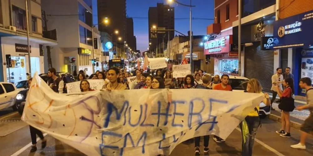 Entidades e frentes a favor das mulheres realizaram orientações e uma caminhada em prol do Dia Internacional da Mulher