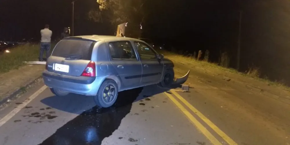Motorista estaria voltando de uma festa quando bateu o carro