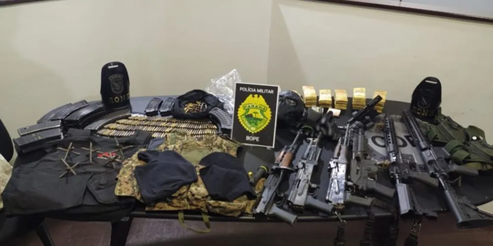 Armas e materiais apreendidos pelos policiais