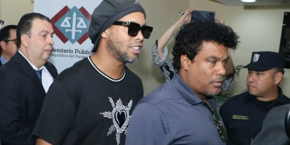 Ronaldinho e o irmão seguem presos no Paraguai para não deixarem país até o término da investigação